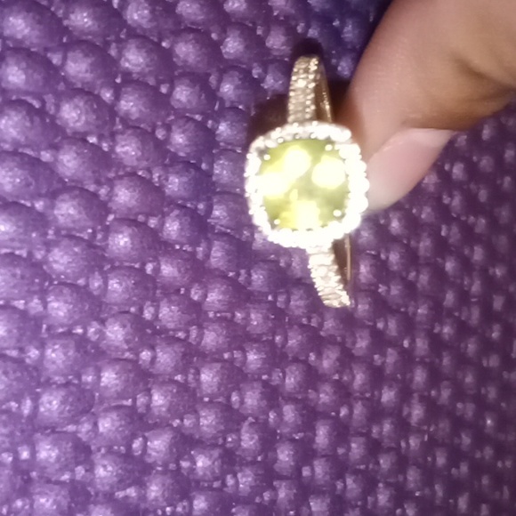 I am selling a peridot birth stone ring, Real 10k gold - Picture 3 of 4